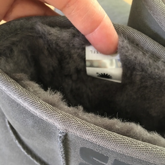 UGG CLASSIC MINI UGG RUBBER LOGO BOOT - Picture 7 of 7